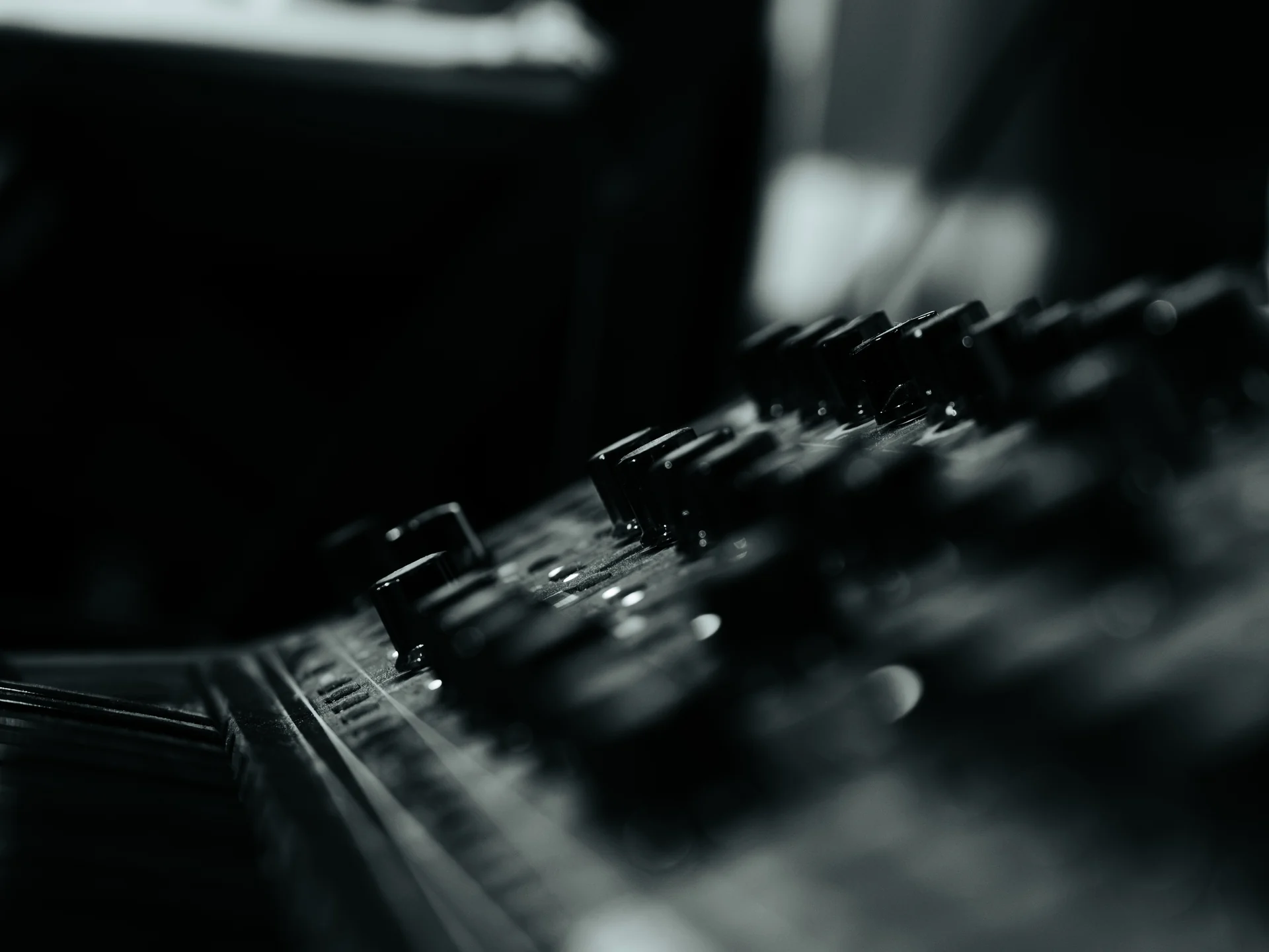 A row of rack knobs in shallow focus, the outboard chain.